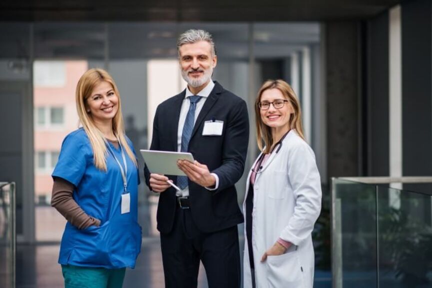 healthcare-administrator-wth-nurse-and-doctor